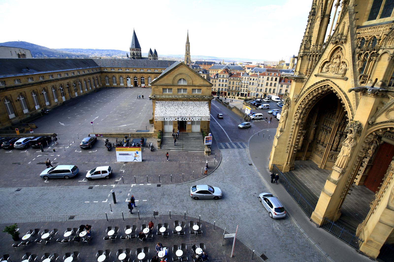 metz-la-place-du-marche-couvert-place-jean-paul-ii-et-la-cathedrale-saint-etienne-photo-maury-golini-1613220091